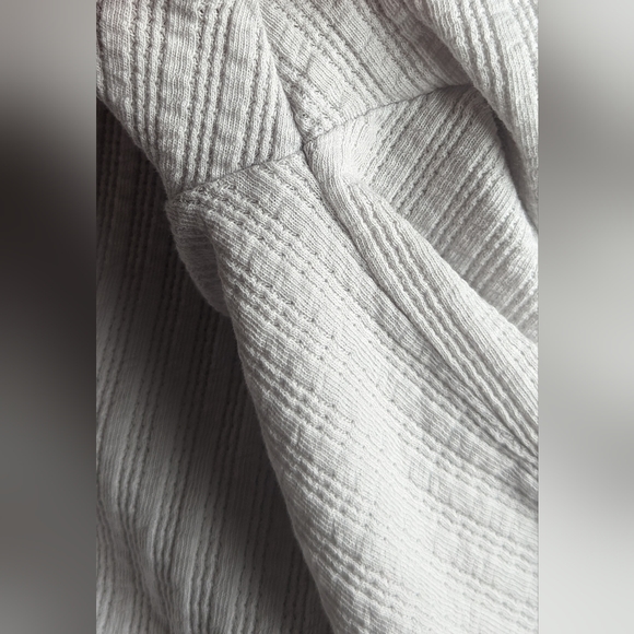 NWOT BP. white ribbed scalloped hemlines scoop 3 silver snap buttons baby tee - Picture 7 of 9